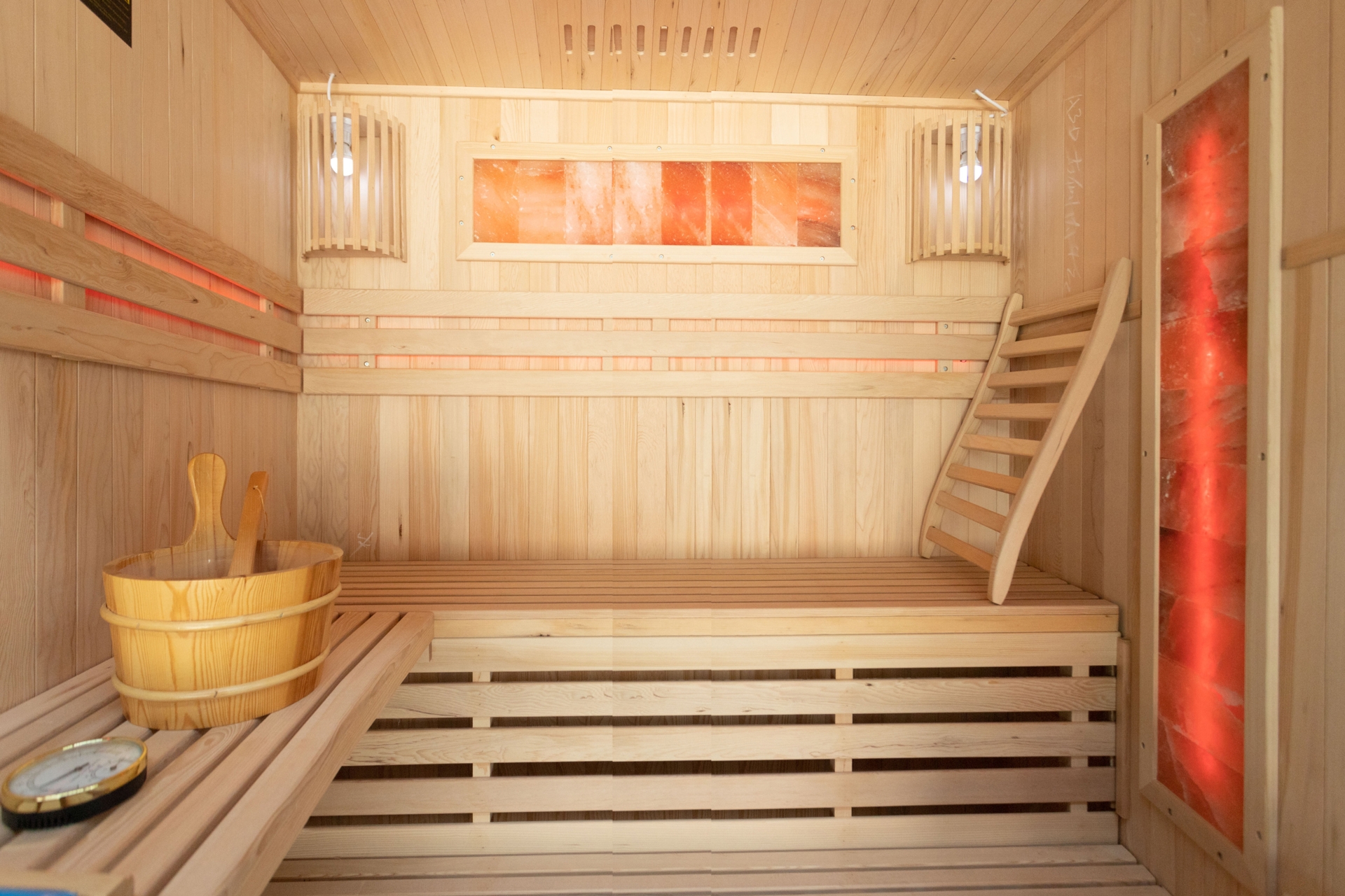 Sauna fińska Nordum Solea 4-osobowa naturalna - z panelami solnymi - z jodły kanadyjskiej Sauna fińska Nordum Solea 4-osobowa naturalna