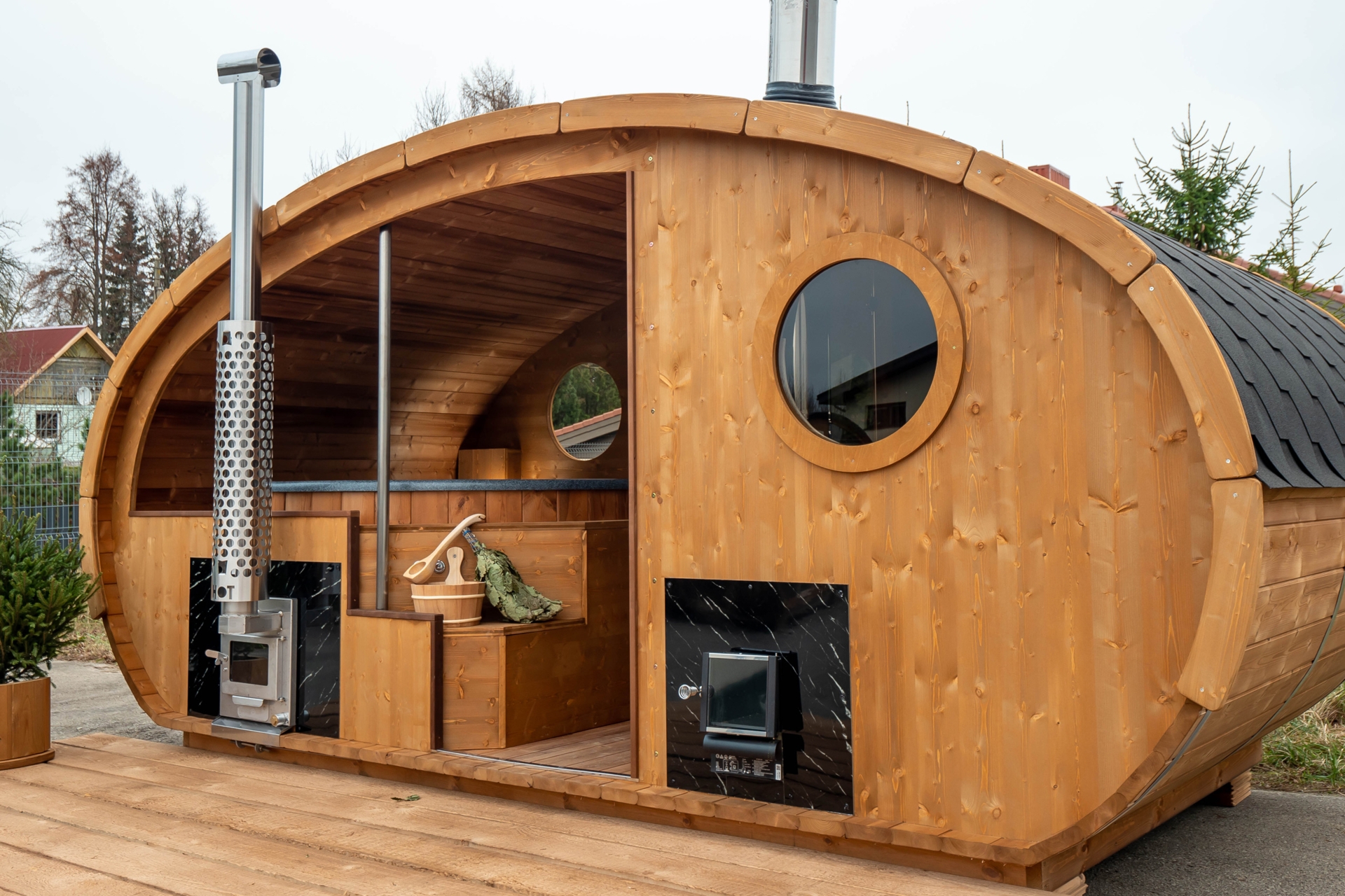 Sauna fińska zewnętrzna Hobbit z balią 220 x 450 cm