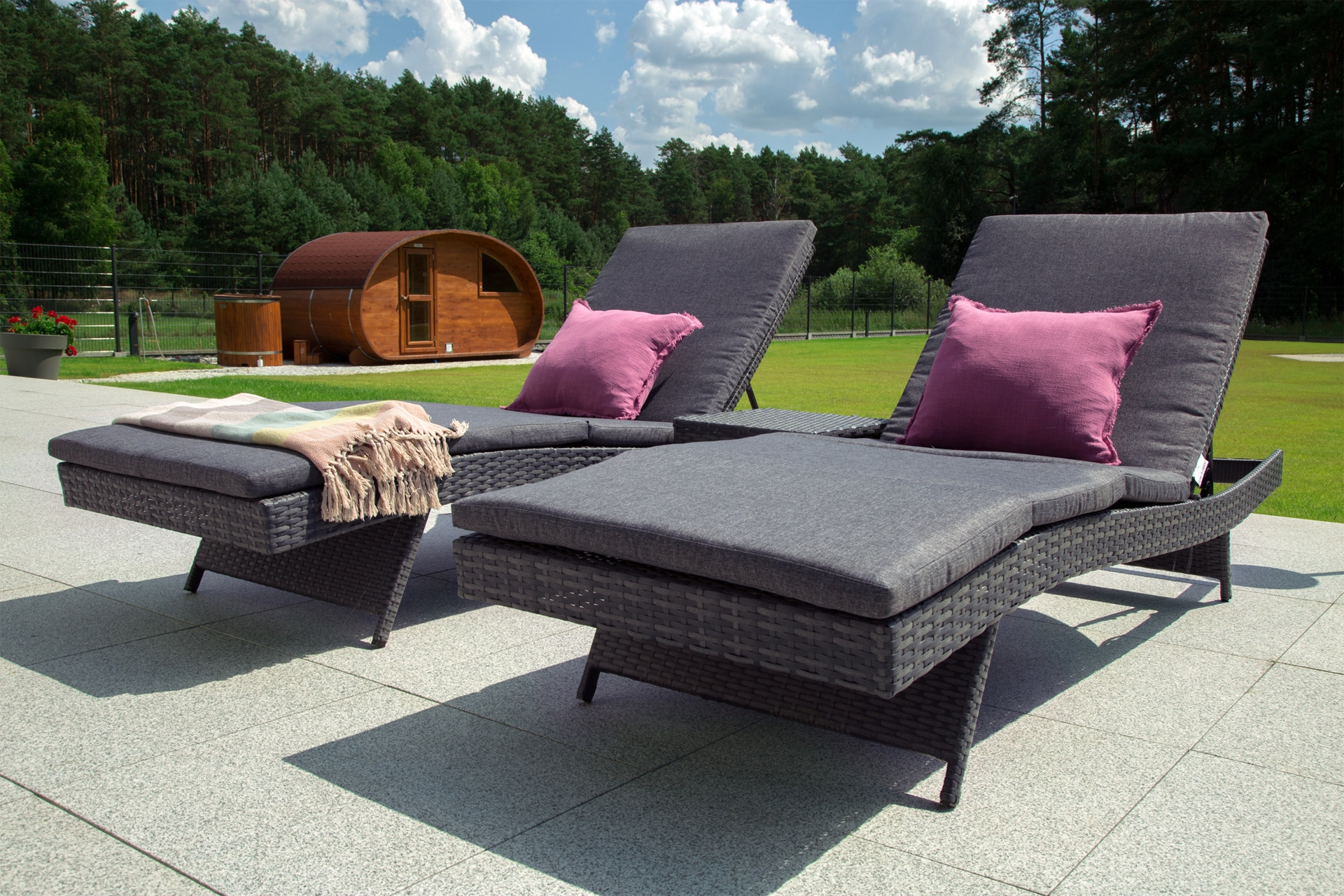 Zestaw leżanek ogrodowych Bora Bora Light Grey / Grey Melange ze stolikiem - jasnoszary - dwuosobowy Zestaw leżaków ogrodowych z technorattanu Bora Bora Light Grey / Grey Melange ze stolikiem