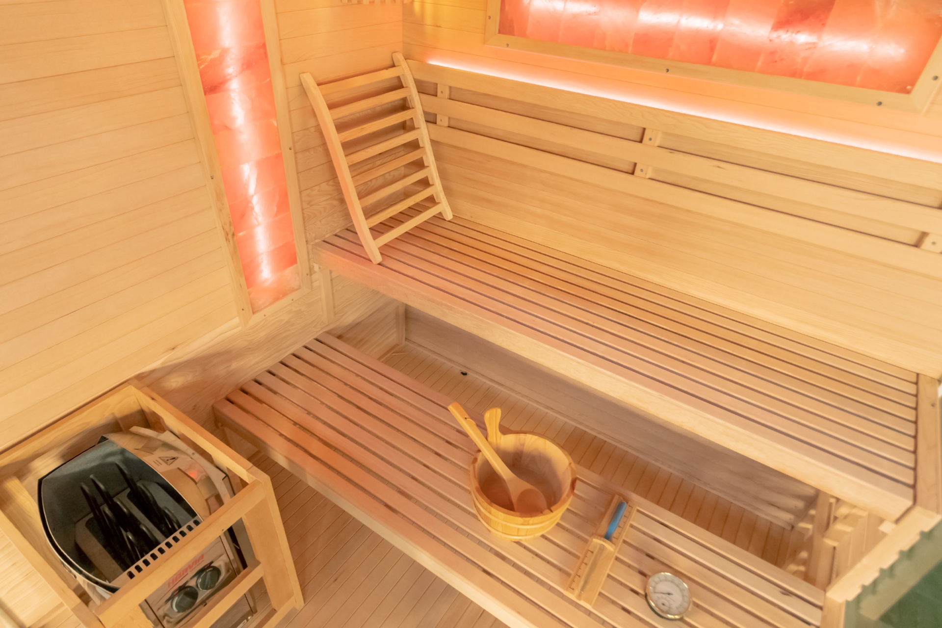 Sauna fińska narożna Nordum Pure 4-osobowa szara - z panelami solnymi Sauna fińska narożna Nordum Pure 4-osobowa szara