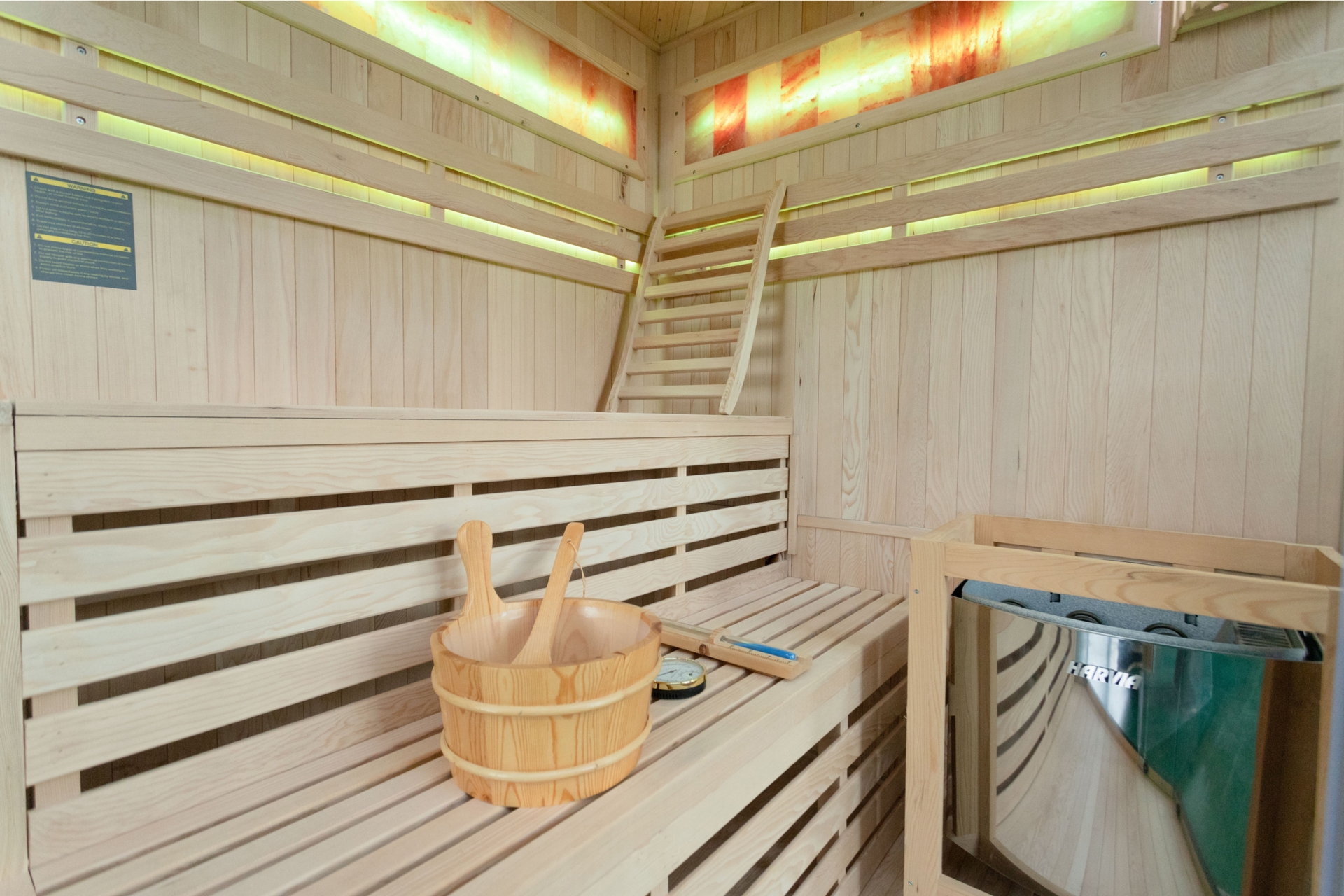 Sauna fińska narożna Nordum Solea 3-osobowa brązowa - drewniana - z panelami solnymi Sauna fińska narożna Nordum Solea 3-osobowa brązowa