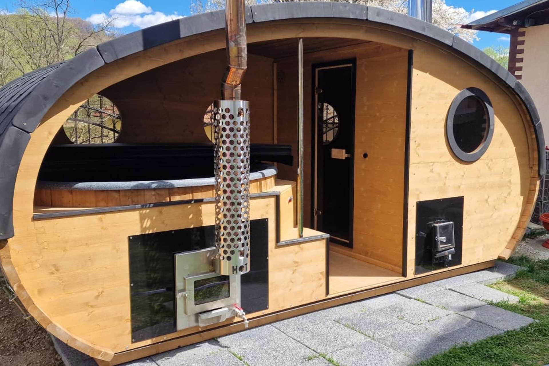 Sauna fińska zewnętrzna Hobbit z balią 220 x 450 cm