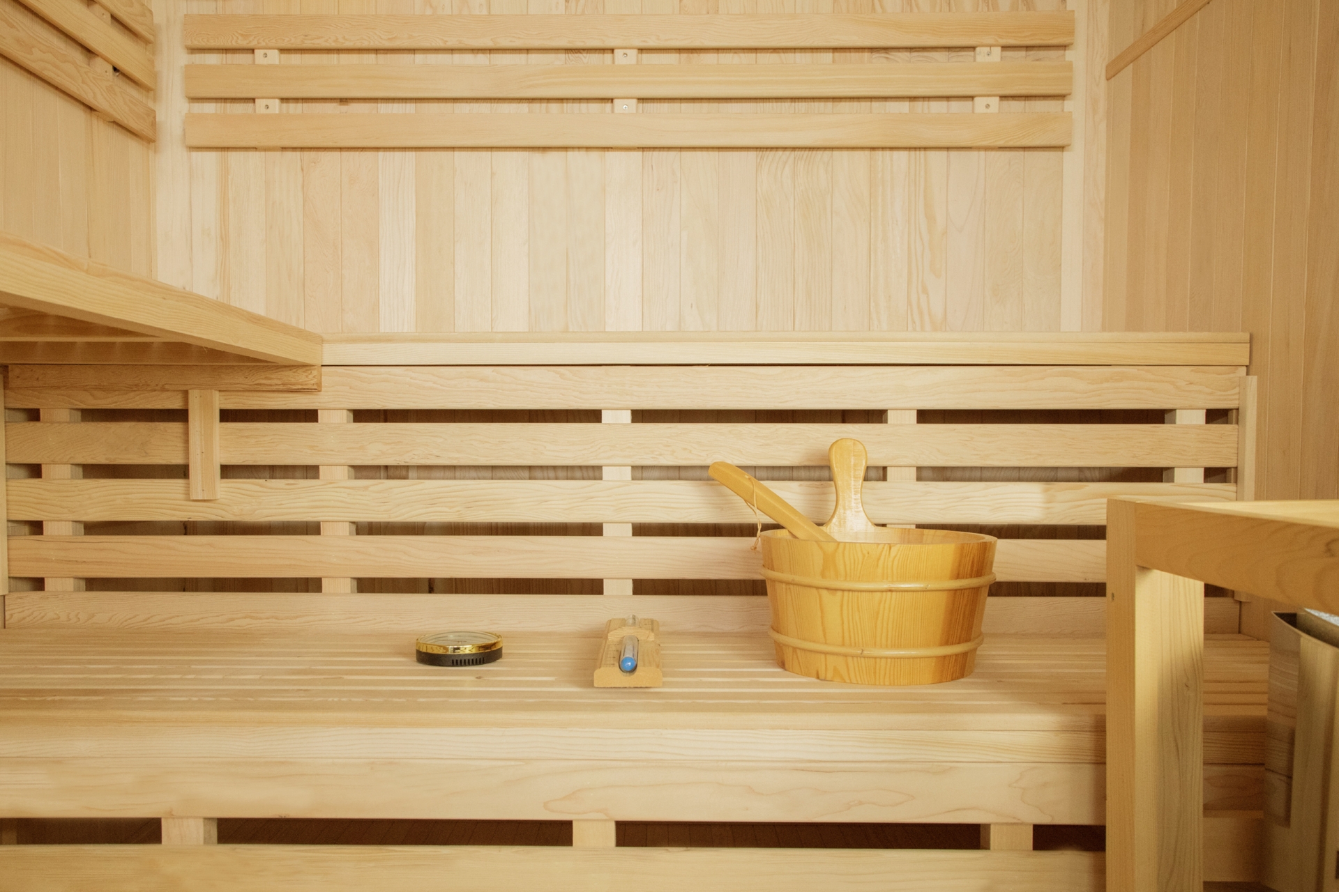 Sauna fińska Nordum Solea 4-osobowa naturalna - z panelami solnymi - z jodły kanadyjskiej Sauna fińska Nordum Solea 4-osobowa naturalna