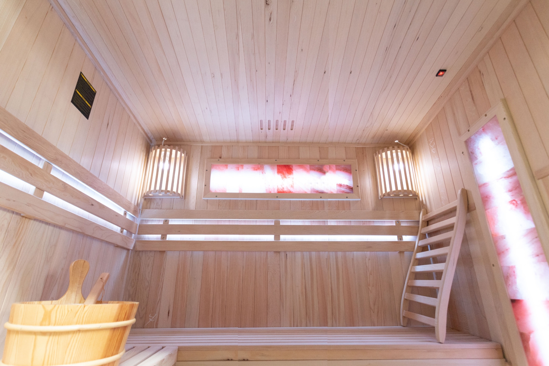 Sauna fińska Nordum Solea 4-osobowa naturalna - z panelami solnymi - z jodły kanadyjskiej Sauna fińska Nordum Solea 4-osobowa naturalna