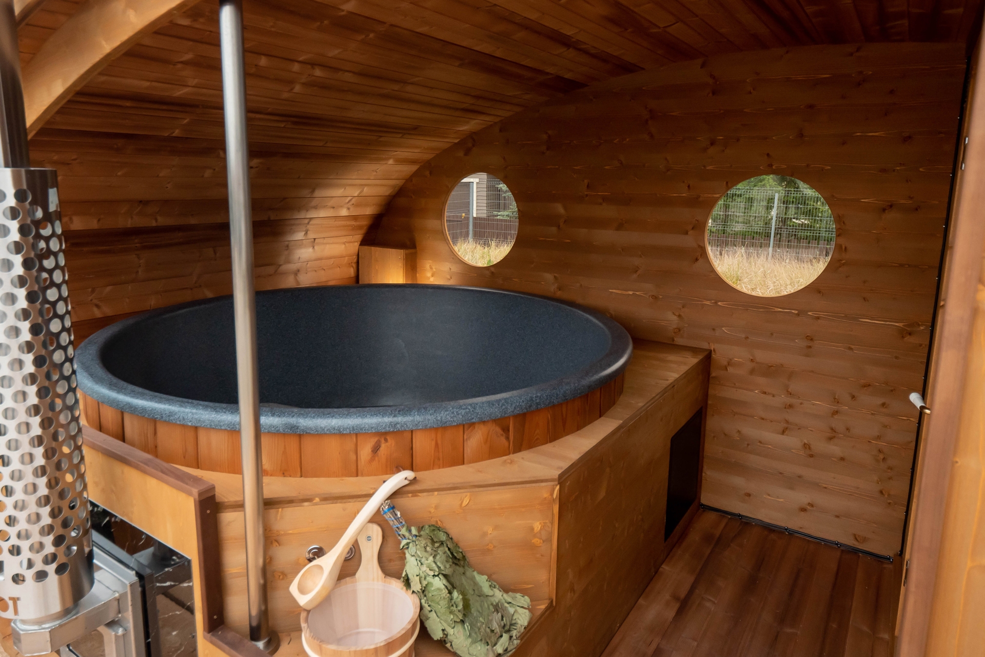 Sauna fińska zewnętrzna Hobbit z balią 220 x 450 cm