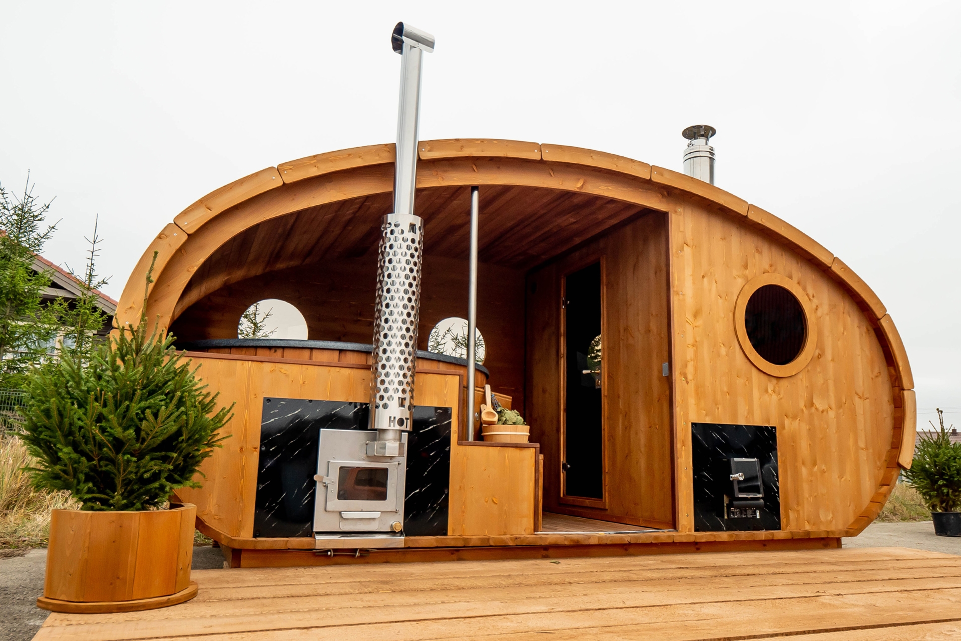 Sauna fińska zewnętrzna Hobbit z balią 220 x 450 cm