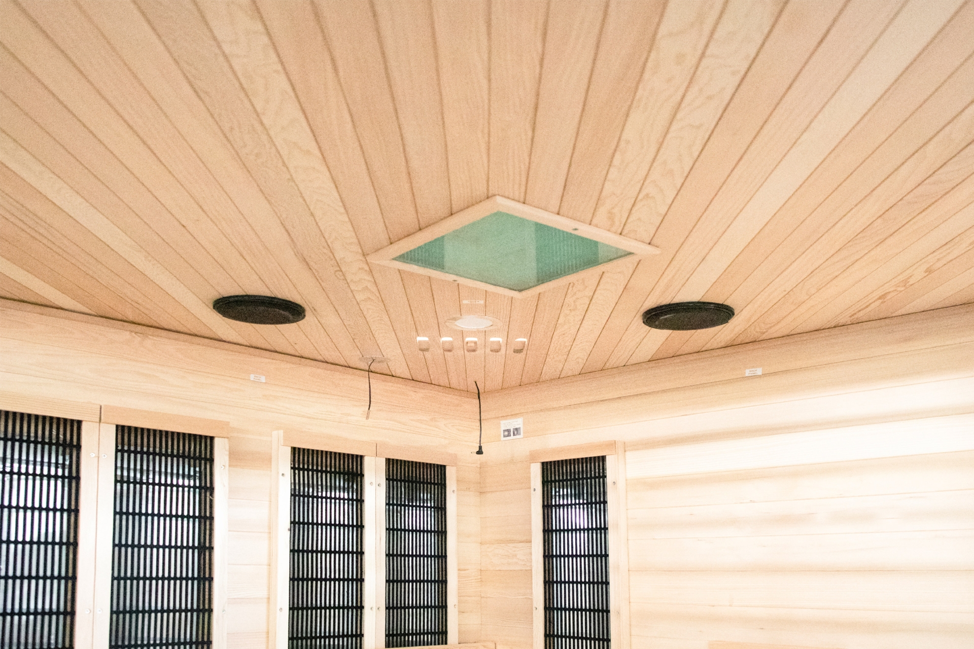 Sauna infrared narożna EF3CR Natural z koloroterapią