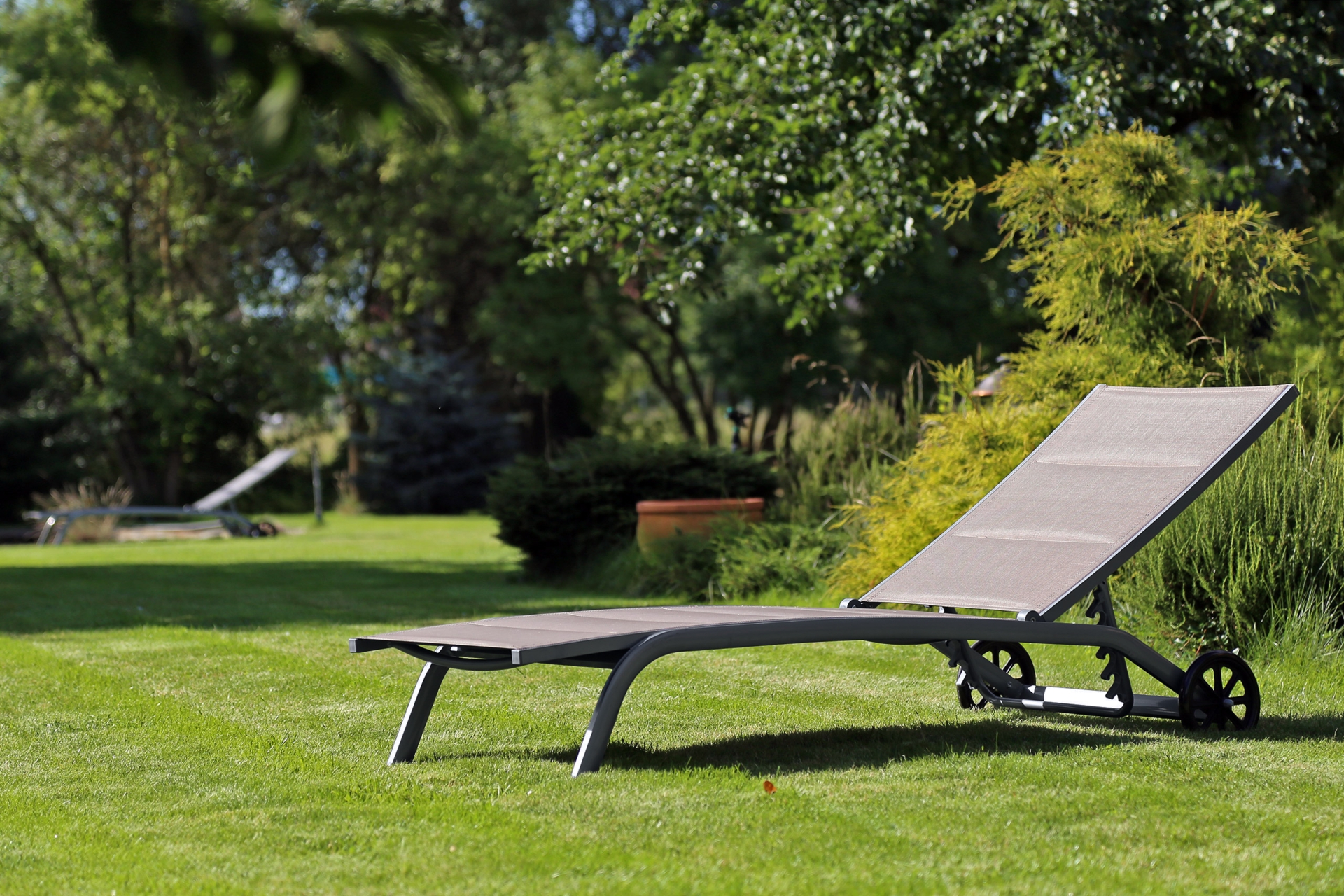 Leżak ogrodowy aluminiowy Ibiza - szary - z regulowanym oparciem Leżak ogrodowy aluminiowy Ibiza Grey / Taupe