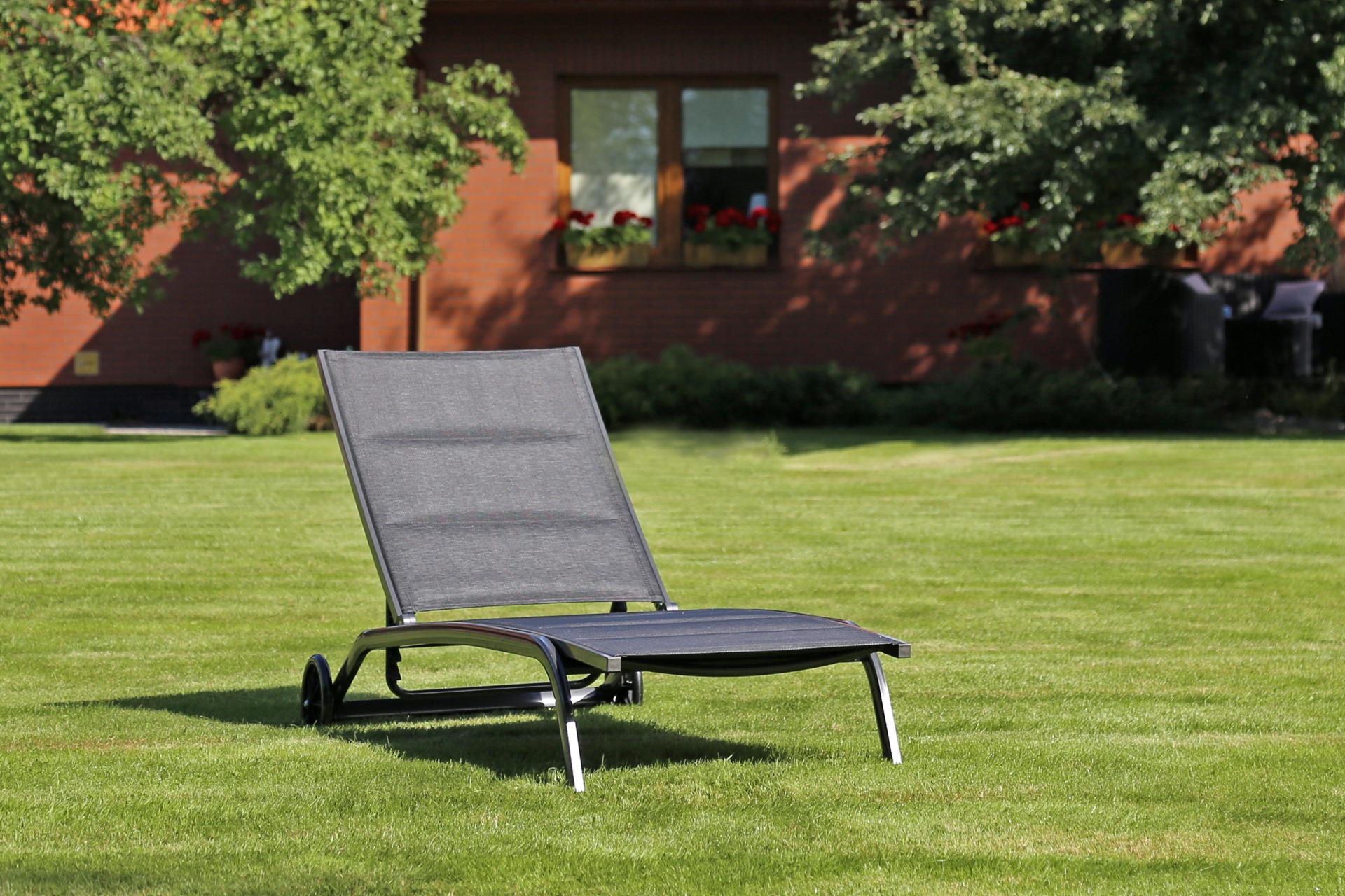 Leżak ogrodowy aluminiowy na kółkach Ibiza - czarny Leżak ogrodowy aluminiowy Ibiza Black / Black