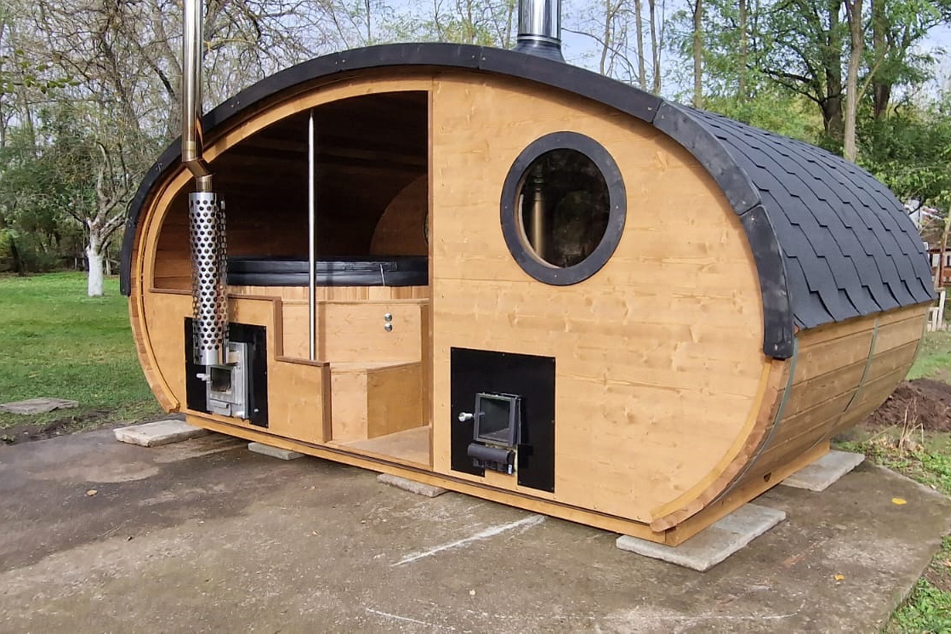 Sauna fińska zewnętrzna Hobbit z balią 220 x 450 cm