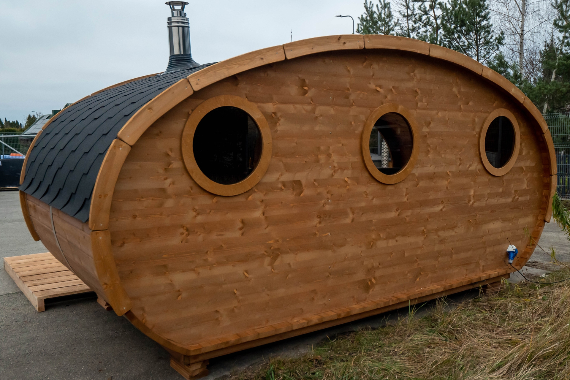 Sauna fińska zewnętrzna Hobbit z balią 220 x 450 cm