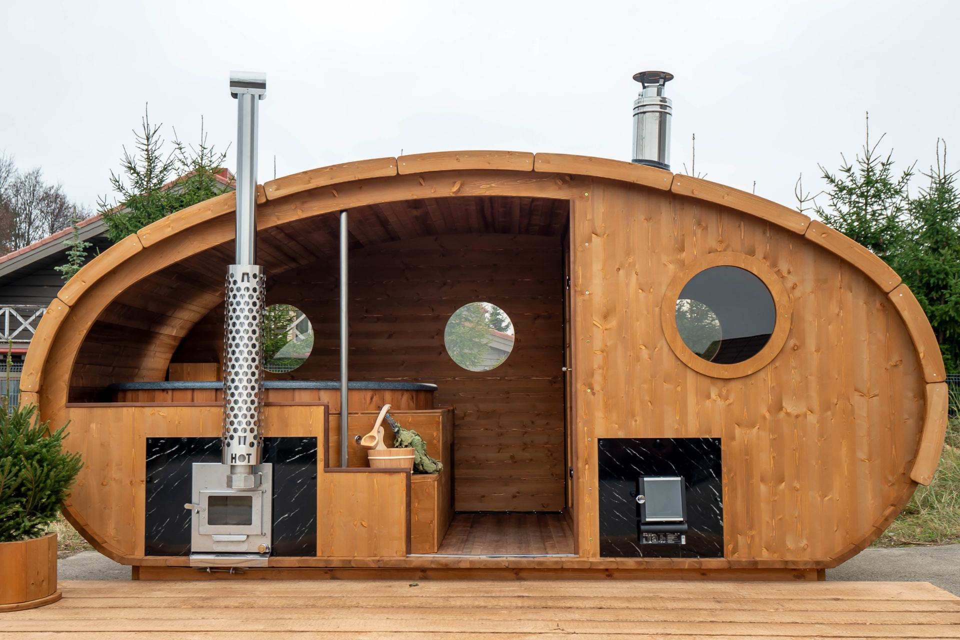Sauna fińska zewnętrzna Hobbit z balią 220 x 450 cm