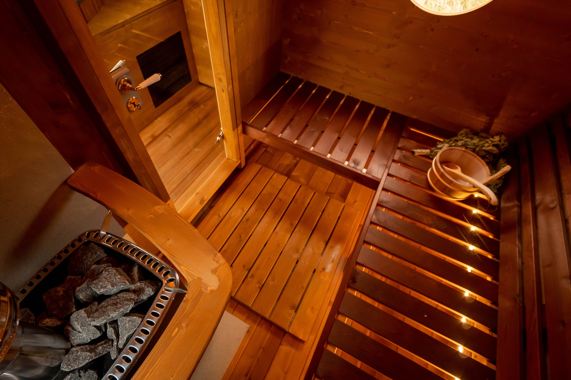 Sauna fińska zewnętrzna Hobbit z balią 220 x 450 cm