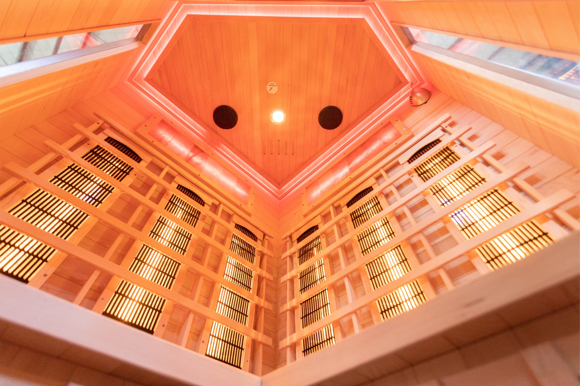 Sauna infrared narożna Nordum Classic 2-osobowa WiFi brązowa