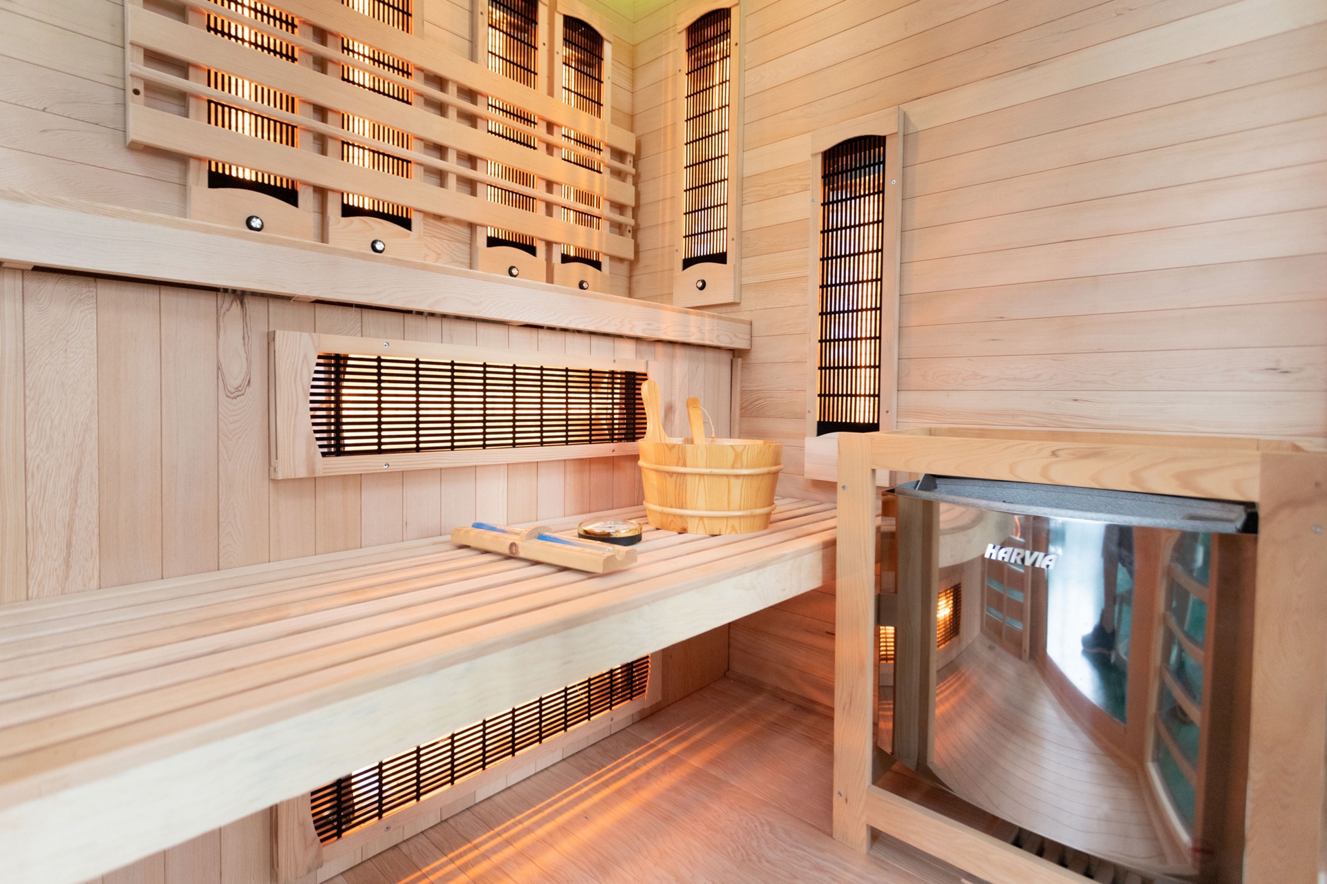 Sauna hybrydowa narożna Nordum Combi 3-osobowa brązowa - drewniana Sauna hybrydowa narożna Nordum Combi 3-osobowa brązowa