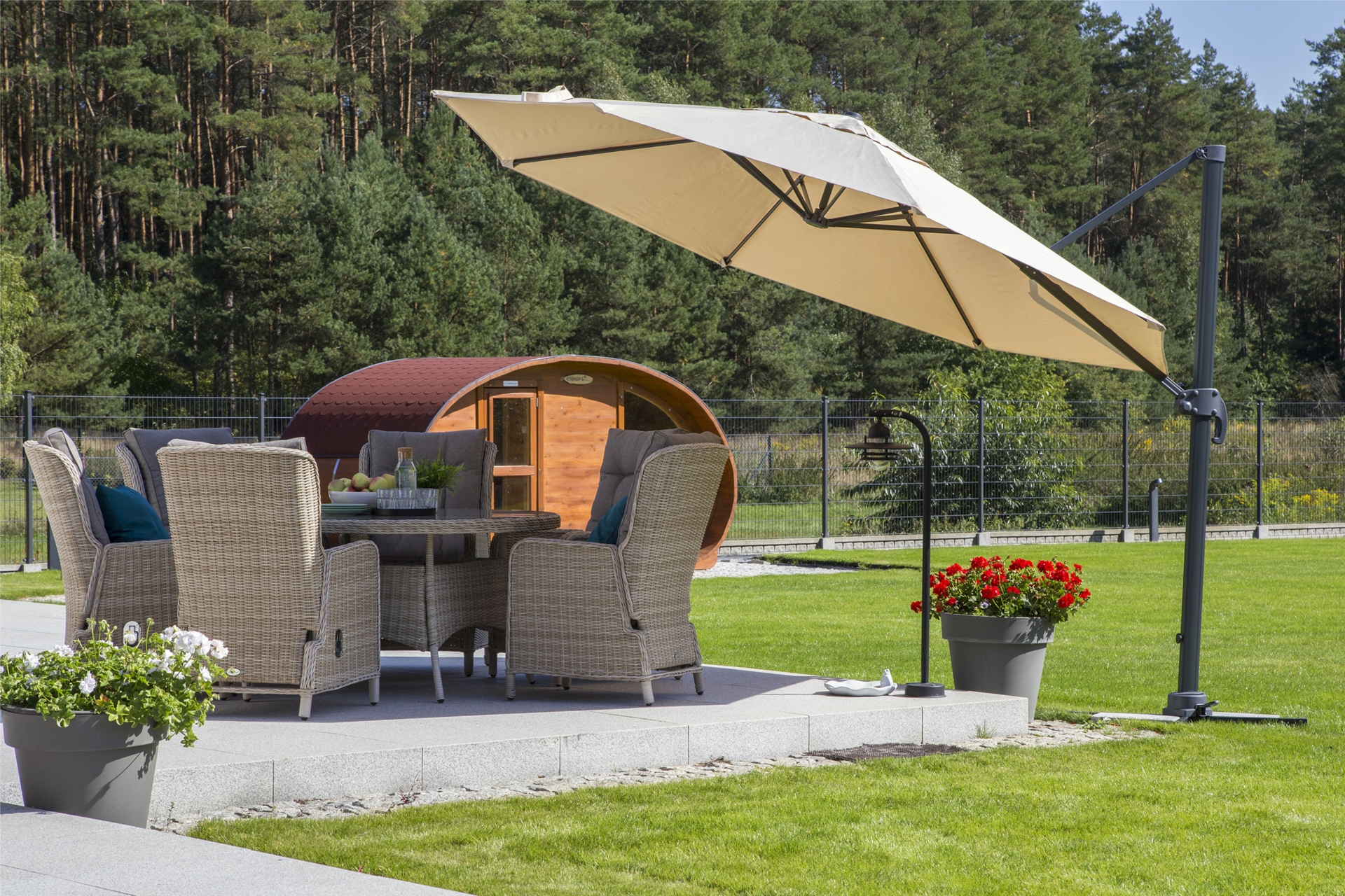 Parasol ogrodowy Roma z regulowaną wysokością czaszy - ecru Parasol ogrodowy Roma 350 cm Grey / Ecru z podstawą