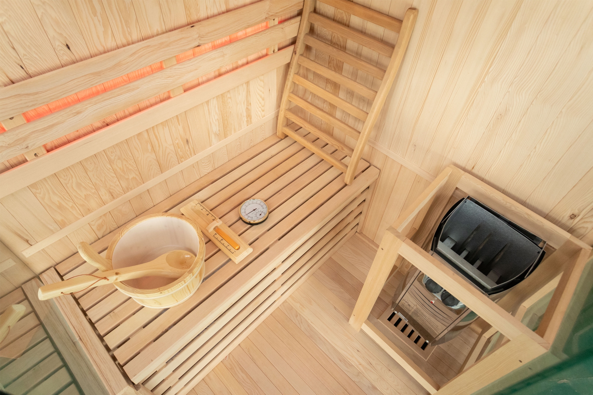 Sauna fińska narożna Nordum Solea 2-osobowa brązowa - drewniana - z panelami solnymi Sauna fińska narożna Nordum Solea 2-osobowa brązowa