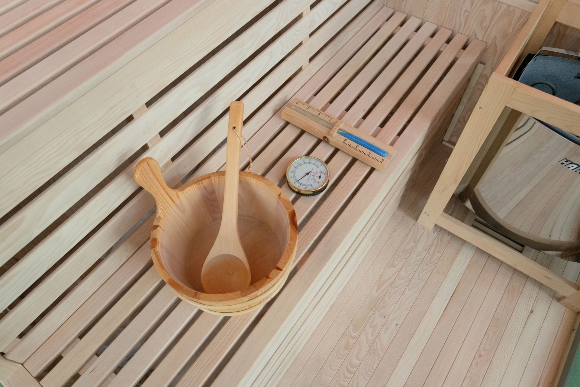 Sauna fińska narożna Nordum Solea 3-osobowa brązowa - drewniana - z panelami solnymi Sauna fińska narożna Nordum Solea 3-osobowa brązowa