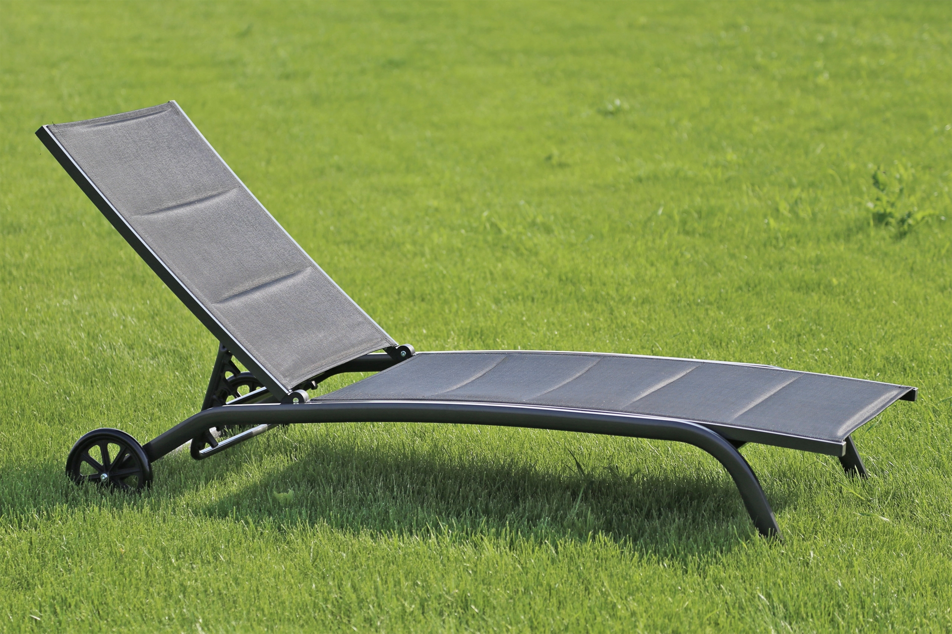 Leżak ogrodowy aluminiowy na kółkach Ibiza - czarny Leżak ogrodowy aluminiowy Ibiza Black / Black