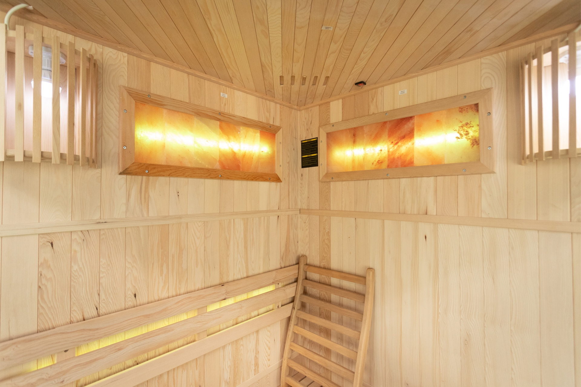 Sauna fińska narożna Nordum Solea 2-osobowa brązowa - drewniana - z panelami solnymi Sauna fińska narożna Nordum Solea 2-osobowa brązowa