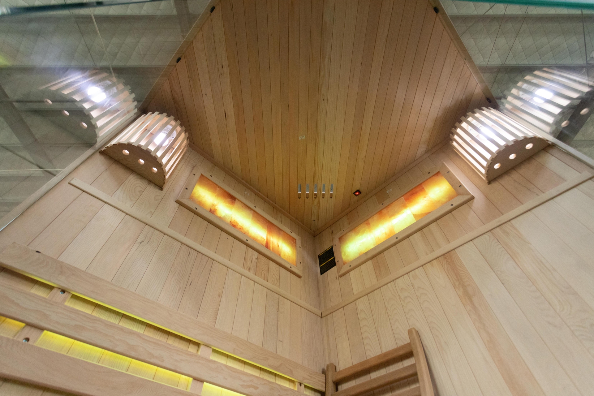 Sauna fińska narożna Nordum Solea 2-osobowa brązowa - drewniana - z panelami solnymi Sauna fińska narożna Nordum Solea 2-osobowa brązowa