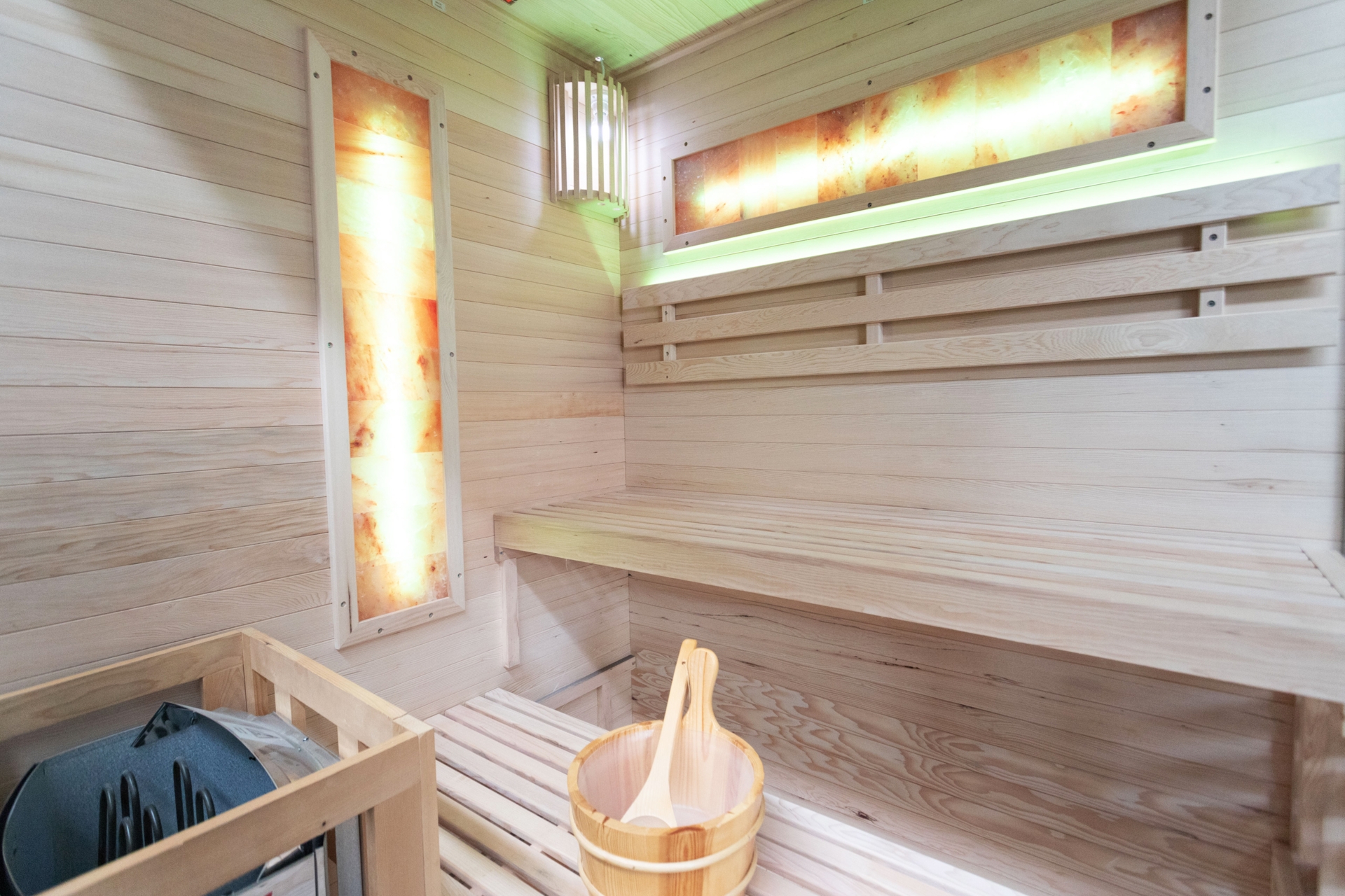 Sauna fińska narożna Nordum Pure 3-osobowa brązowa - drewniana - z piecem Sauna fińska narożna Nordum Pure 3-osobowa brązowa
