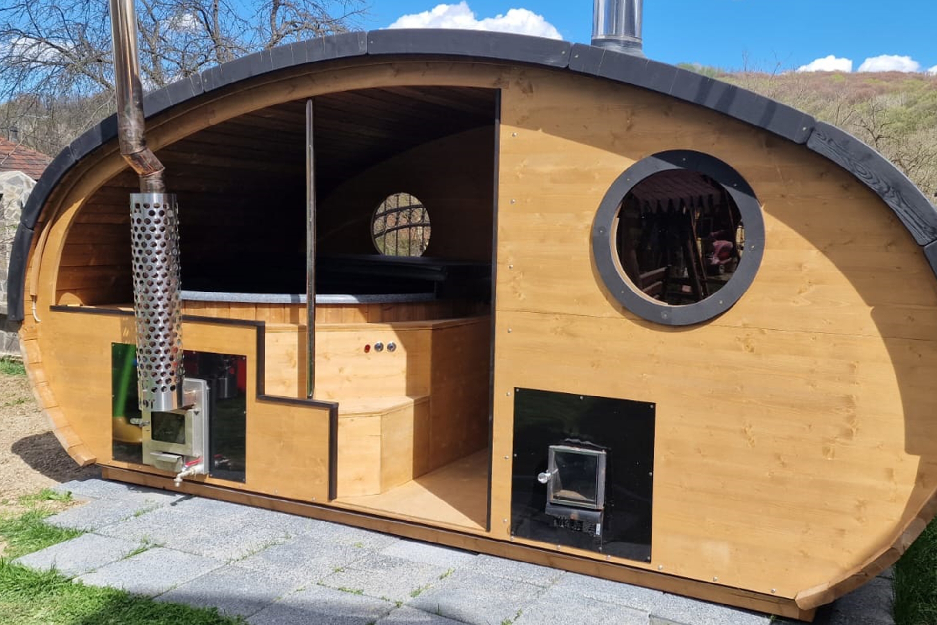 Sauna fińska zewnętrzna Hobbit z balią 220 x 450 cm