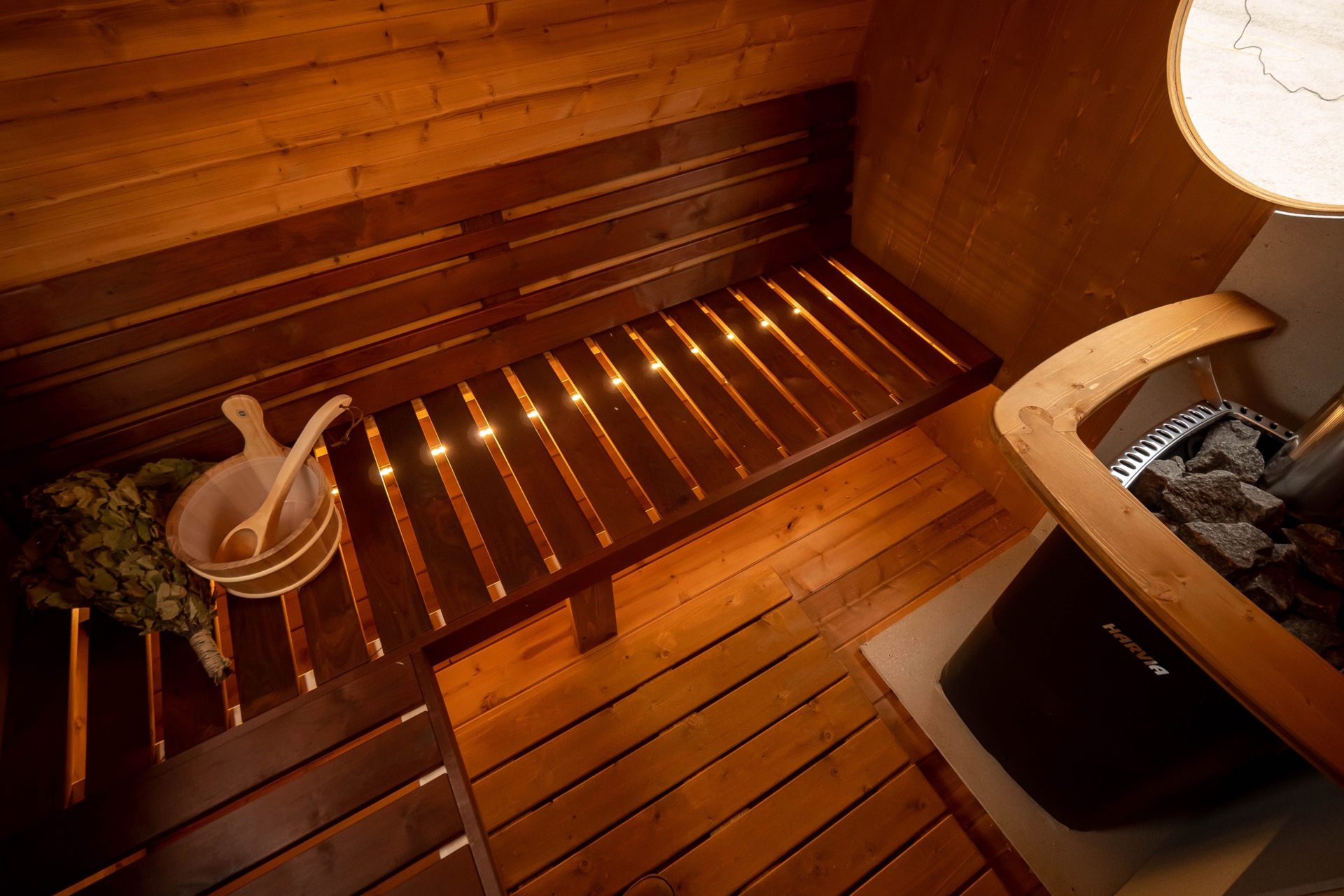 Sauna fińska zewnętrzna Hobbit z balią 220 x 450 cm