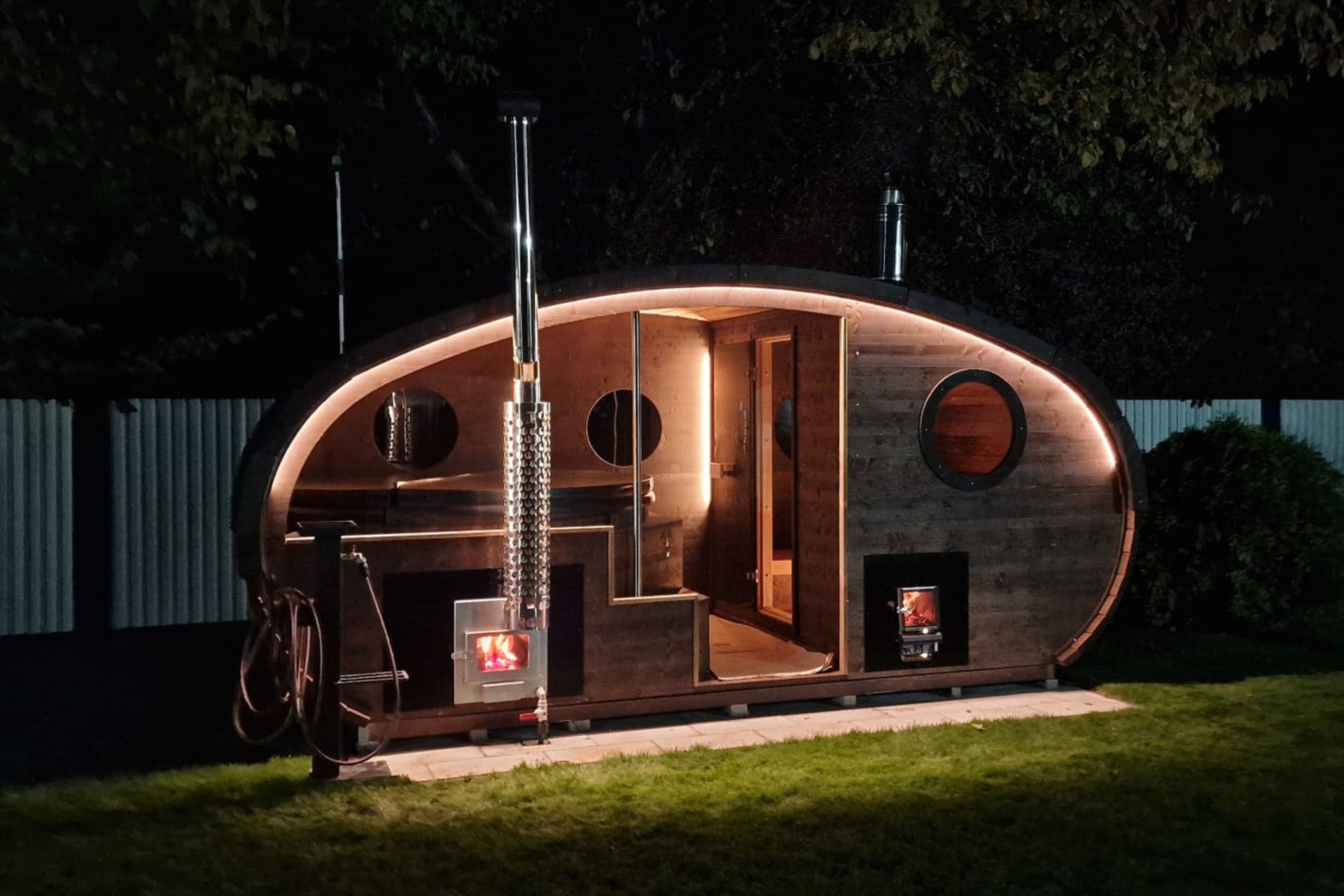 Sauna fińska zewnętrzna Hobbit z balią 220 x 450 cm