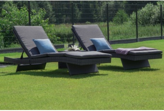 Zestaw leżanek ogrodowych Bora Bora Light Grey / Grey Melange ze stolikiem - jasnoszary - dwuosobowy Zestaw leżaków ogrodowych z technorattanu Bora Bora Light Grey / Grey Melange ze stolikiem
