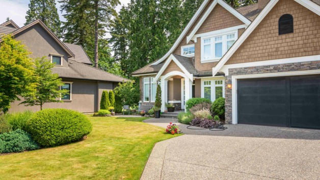 Jak urządzić ogród przed wejściem do domu, by zachwycał o każdej porze roku?