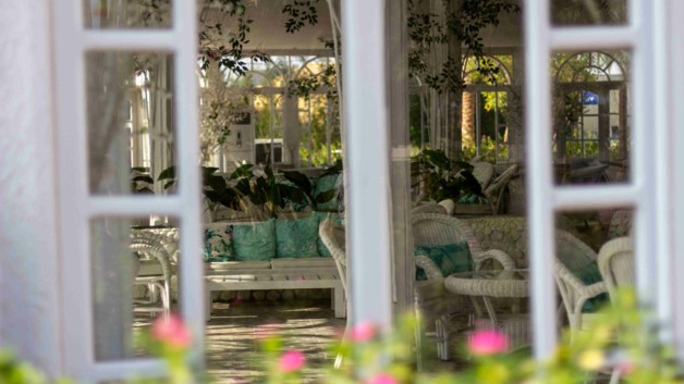 Meble do ogrodu zimowego – jak stworzyć zielony salon na cały rok?