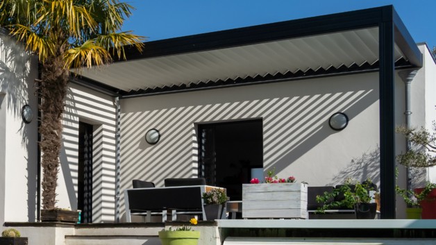 Jak zadaszyć taras? Przewodnik po materiałach i konstrukcjach