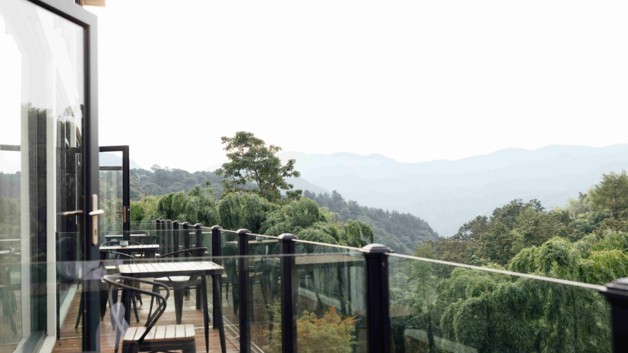 Jak wybrać meble na mały balkon? Sprawdź popularne rozwiązania