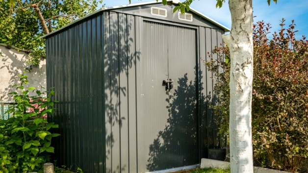 Jak zamontować metalowy domek narzędziowy? Sprawdzone sposoby na stabilną konstrukcję