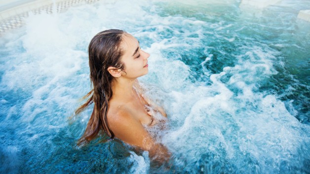Jacuzzi: co to jest i jak działa? Różnice między wanną z hydromasażem a Jacuzzi
