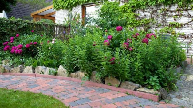 Ścieżki w ogrodzie - polecane materiały i realizacja