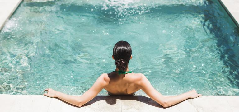 Zalety hydromasażu - dlaczego warto korzystać z masażu wodnego?