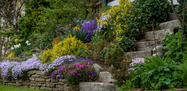 Skarpa w ogrodzie – inspiracje na nowoczesne aranżacje