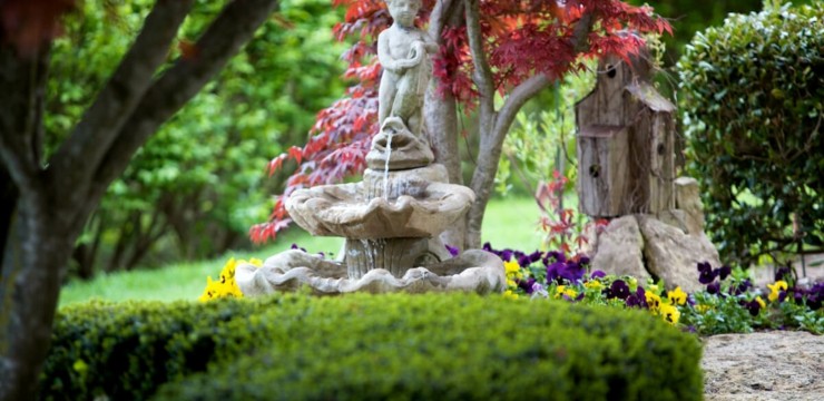 Fontanna ogrodowa - walor czy zbędny dodatek?