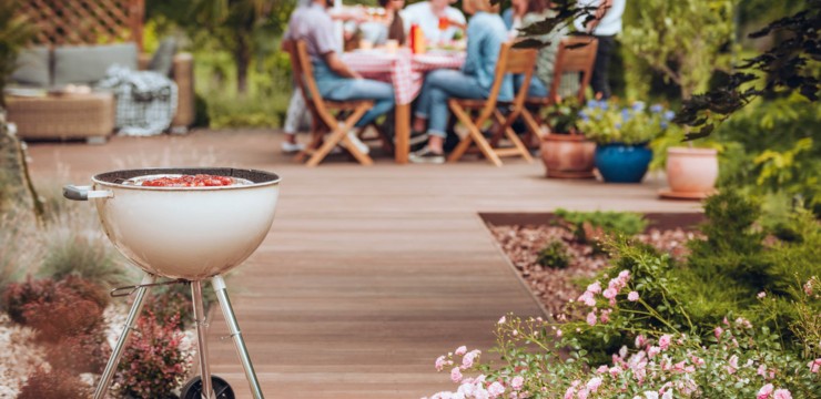 Urządzasz garden party? Dekoracje i akcesoria mogą odmienić Twój ogród!