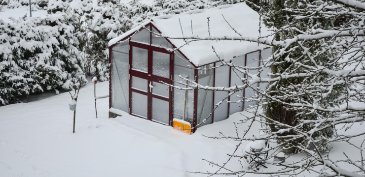 Ogrzewanie tunelu foliowego i szklarni – jak zapewnić odpowiednią temperaturę?