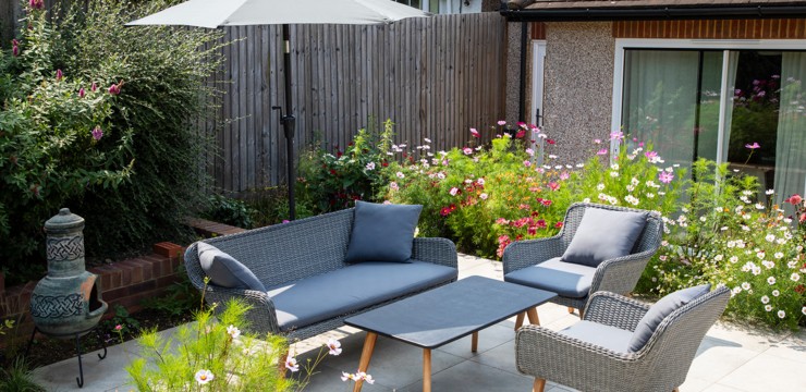 Parasol w ogrodzie - znajdź cień pośród zieleni