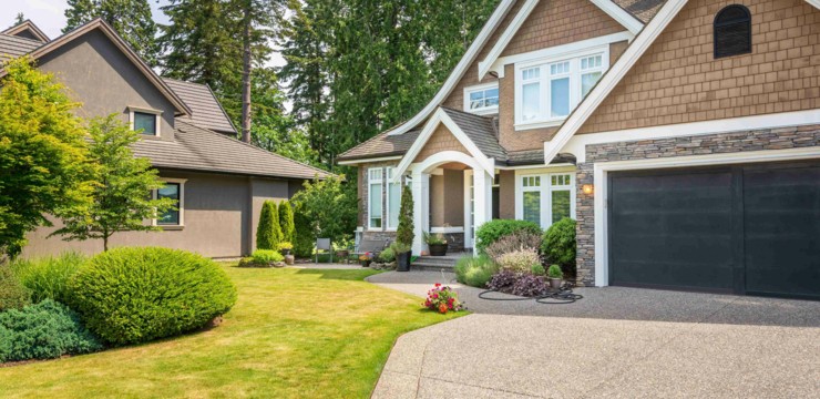 Jak urządzić ogród przed wejściem do domu, by zachwycał o każdej porze roku?