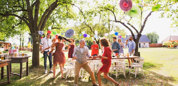 Impreza w stylu PRL w ogrodzie – pomysły na niezapomniany wieczór