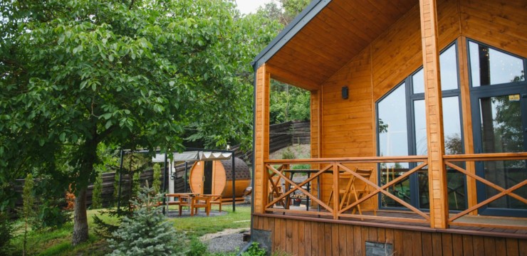 Jak urządzić domek letniskowy 35 m²? Stwórz strefę relaksu z sauną zewnętrzną