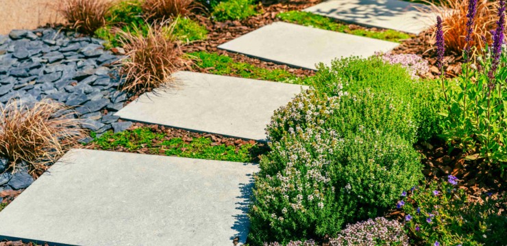 Ścieżki w ogrodzie - polecane materiały i realizacja