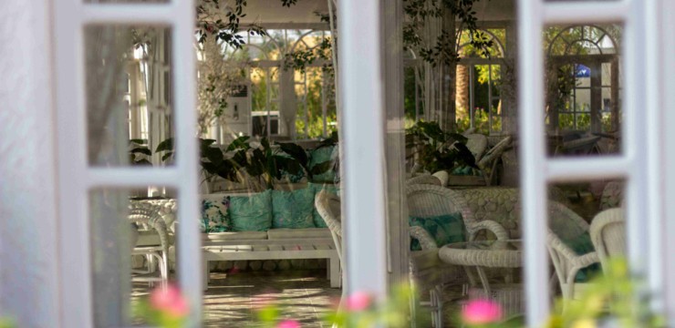 Meble do ogrodu zimowego – jak stworzyć zielony salon na cały rok?