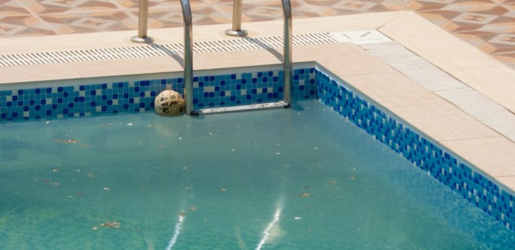 Mętna woda w basenie – co robić? Skuteczne metody dla basenu i jacuzzi