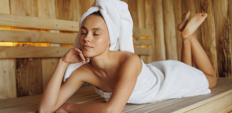 Soczewki a sauna – czy można je nosić?